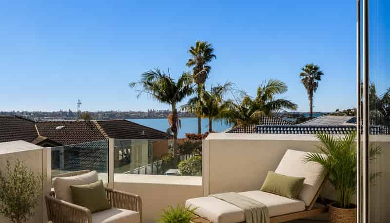 44 Diamond Head, Hairini