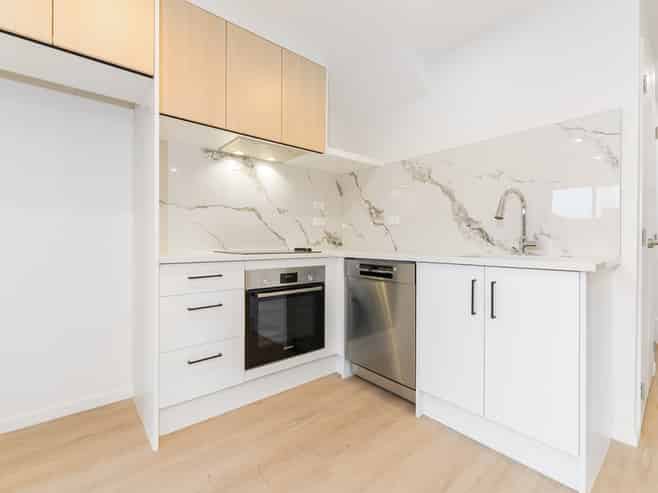 8/60 Triangle Road, Massey