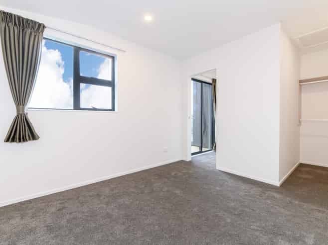 8/60 Triangle Road, Massey