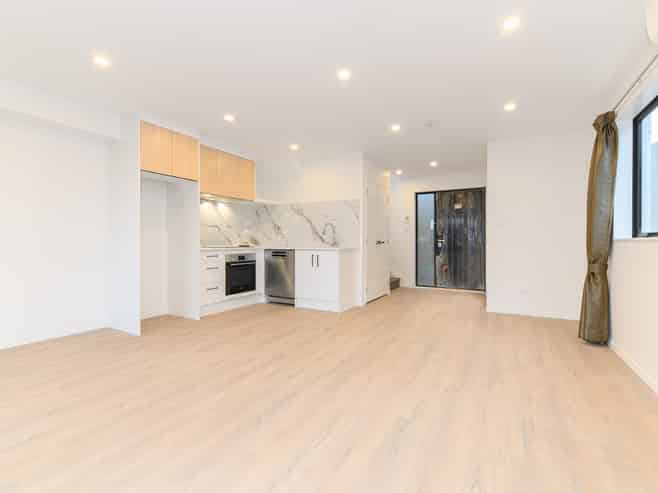 8/60 Triangle Road, Massey