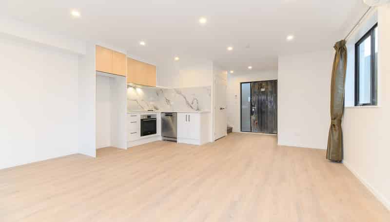 8/60 Triangle Road, Massey