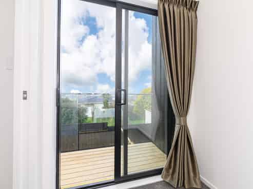 8/60 Triangle Road, Massey