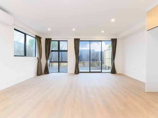 8/60 Triangle Road, Massey