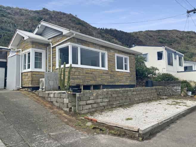 37 Moa Point Road , Lyall Bay