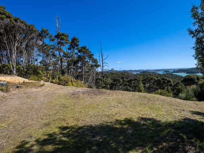  Aucks Road, Russell