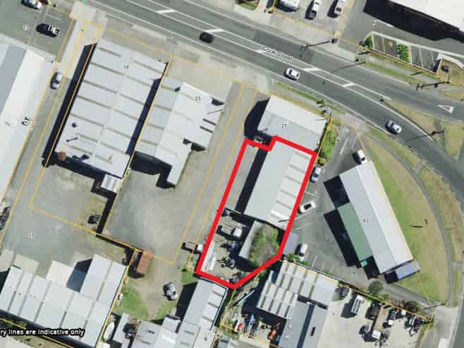 Central warehouse space with lockable yard