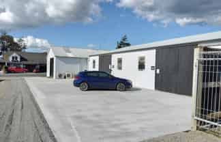 Central warehouse space with lockable yard