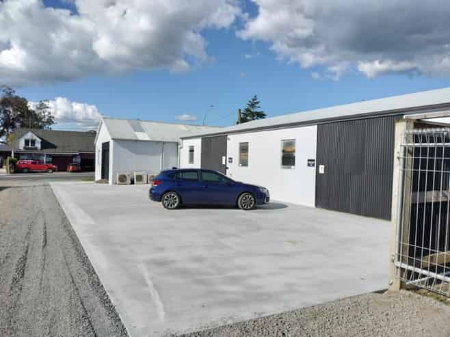 Central warehouse space with lockable yard