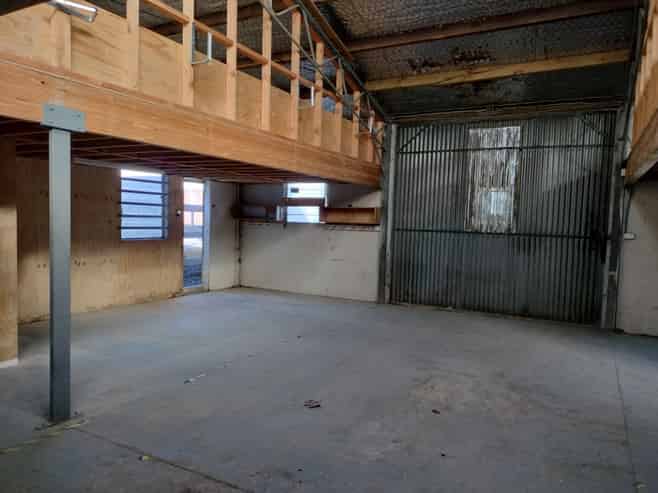 Central warehouse space with lockable yard