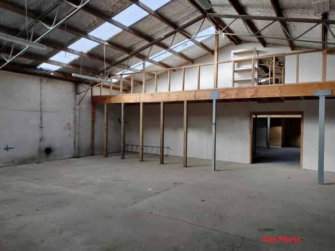 Central warehouse space with lockable yard