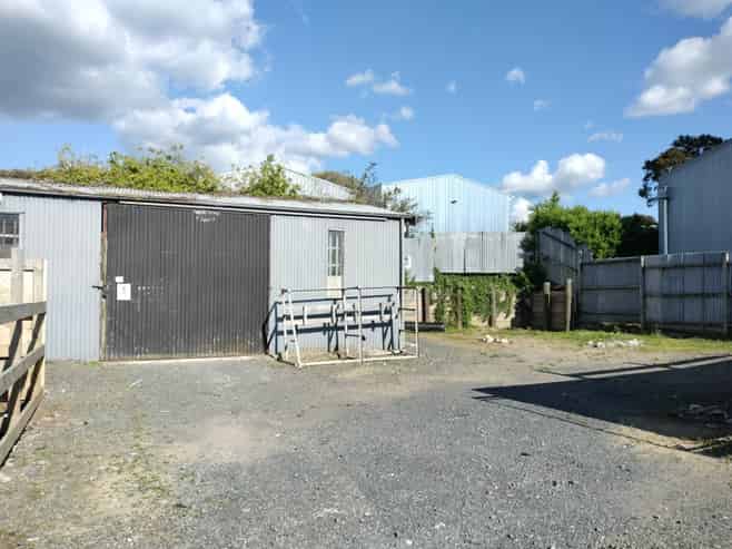 Central warehouse space with lockable yard