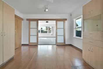 702E Park Road South, Akina