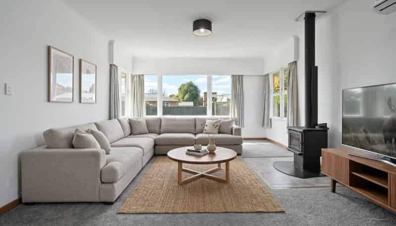 702E Park Road South, Akina