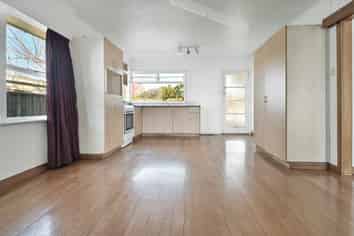 702E Park Road South, Akina