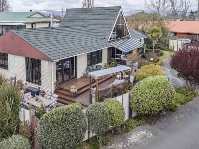 7 Yellowstone Crescent, Burwood