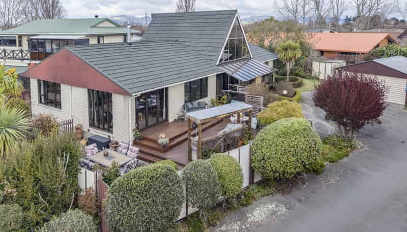 7 Yellowstone Crescent, Burwood
