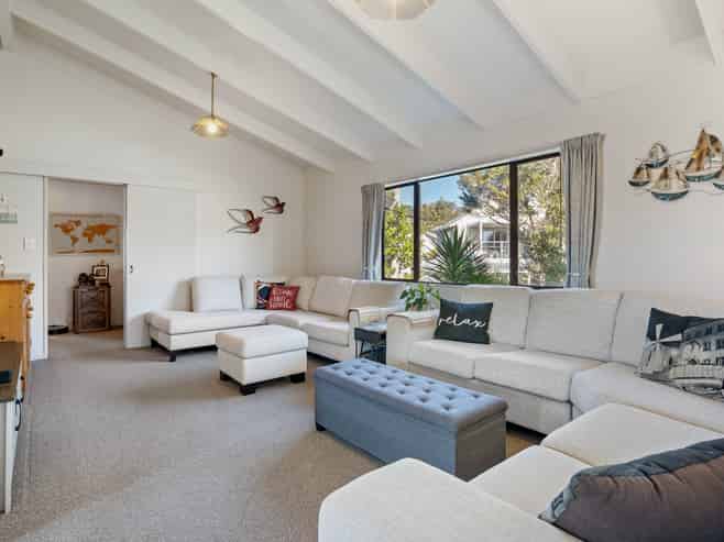 2/15 Dobell Road, Stanmore Bay