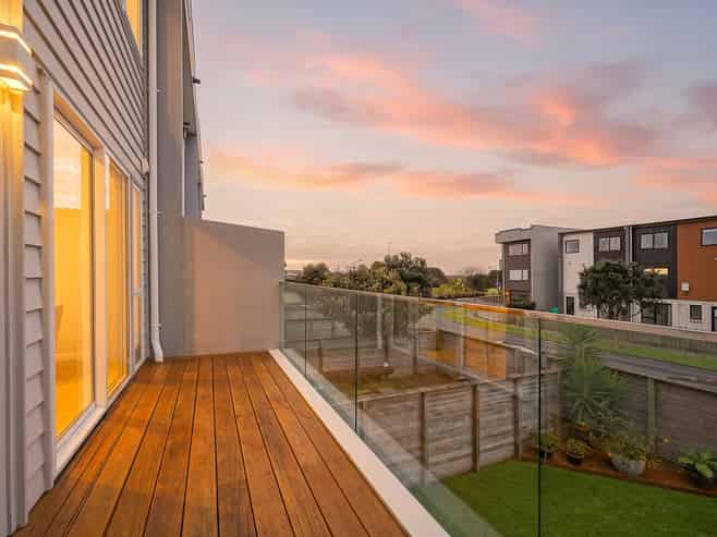 77 Bordeaux Parade, Te Atatu South