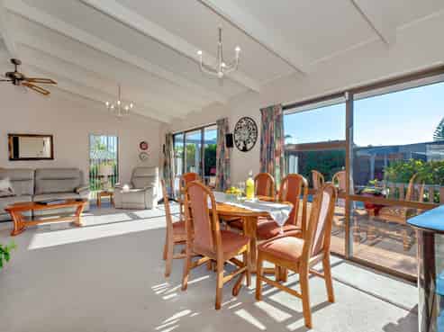 6 The Glebe, Coastlands