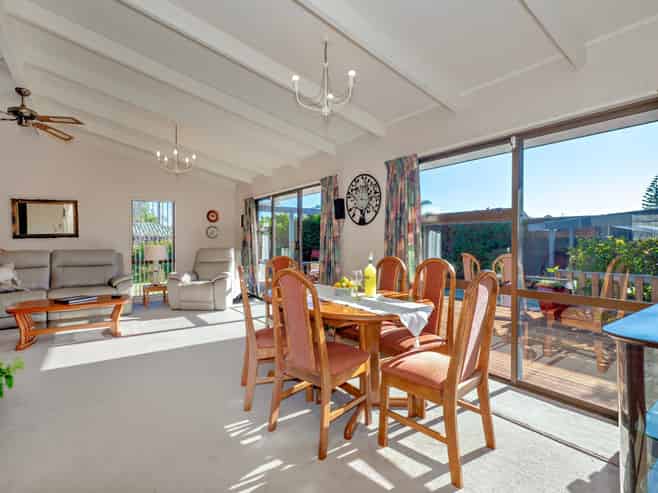 6 The Glebe, Coastlands