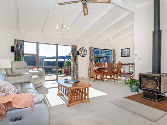 6 The Glebe, Coastlands