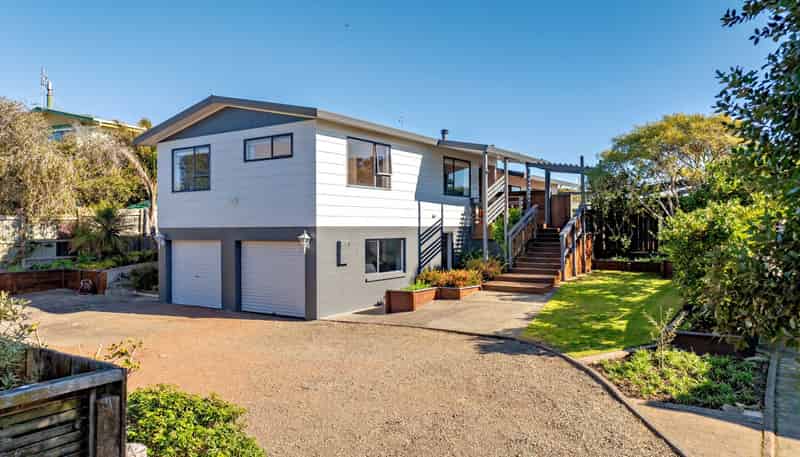 6 The Glebe, Coastlands
