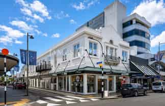 CHARACTER BROADWAY OFFICE / PRIVATE BALCONY