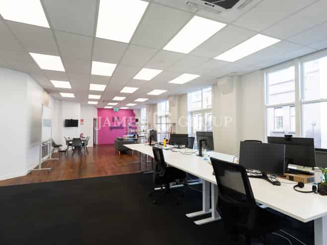 CHARACTER BROADWAY OFFICE / PRIVATE BALCONY