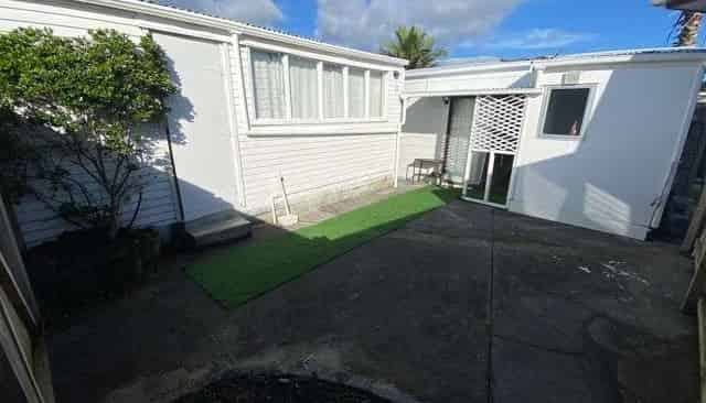 51 Captain Scott Road, Glen Eden