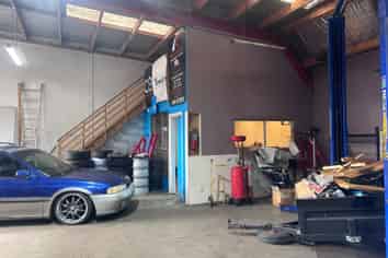 Handy Industrial Warehouse Unit on Blenheim Rd