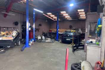 Handy Industrial Warehouse Unit on Blenheim Rd