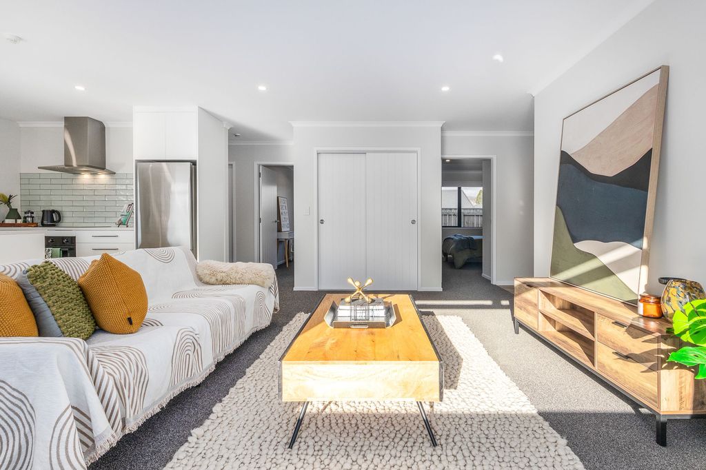 BRAND NEW, MODERN & READY 2