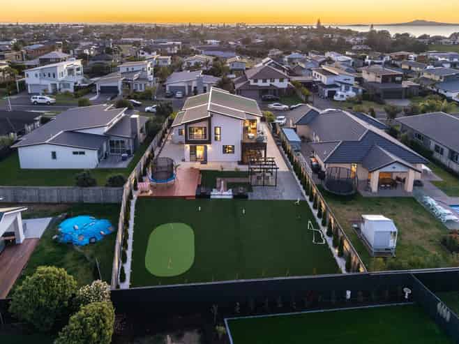 23 Defender Crescent, Beachlands
