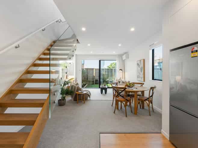 U20/166 Queens Drive, Lyall Bay