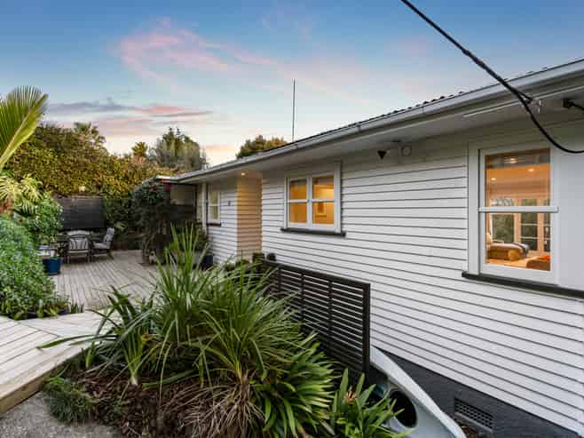98 Beach Road, Castor Bay