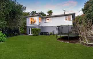 98 Beach Road, Castor Bay