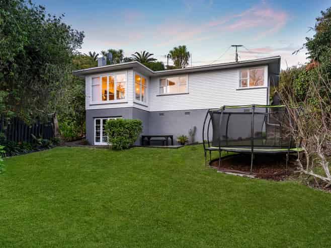 98 Beach Road, Castor Bay