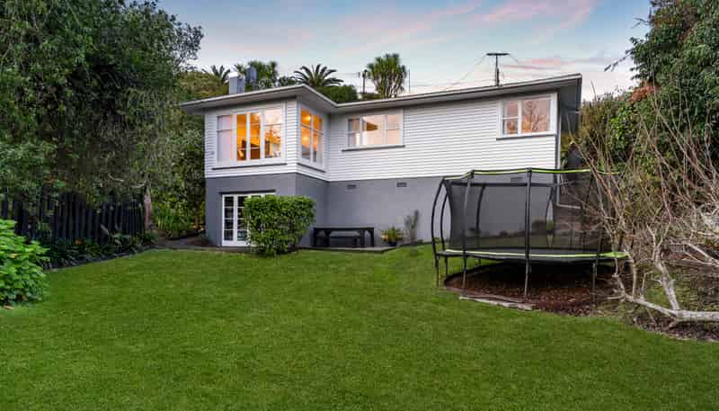 98 Beach Road, Castor Bay