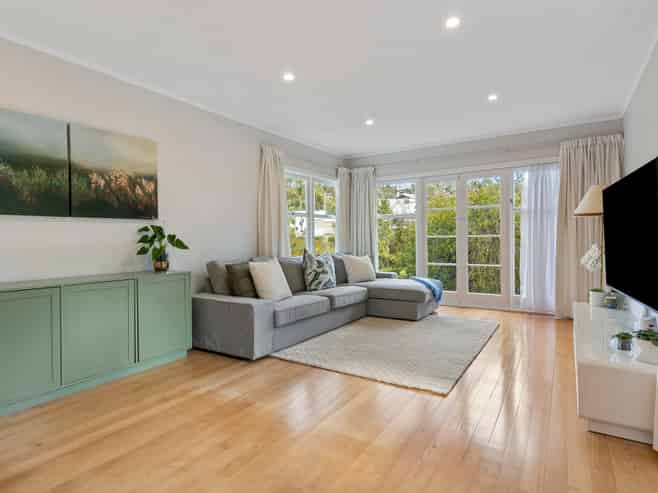 98 Beach Road, Castor Bay