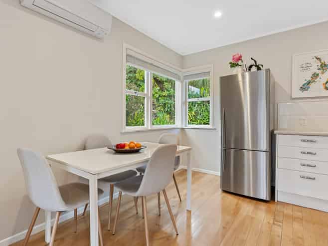 98 Beach Road, Castor Bay