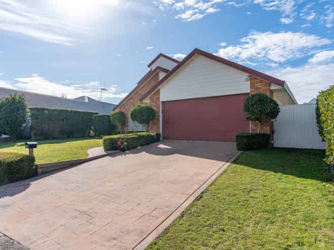 10 Montrose Crescent, Huntington