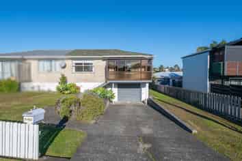2/941 Whangaparaoa Road, Manly