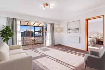 2/941 Whangaparaoa Road, Manly