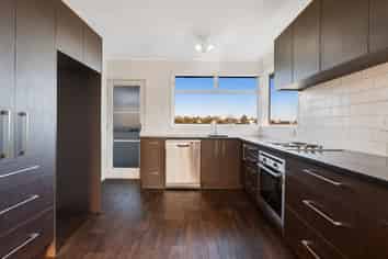 2/941 Whangaparaoa Road, Manly