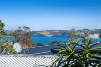 2/941 Whangaparaoa Road, Manly