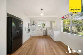 42 Derwent Crescent, Titirangi