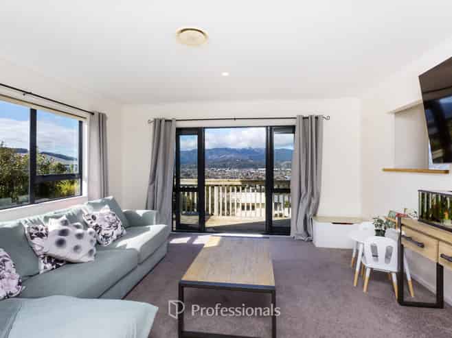 28 Kirton Drive, Riverstone Terraces