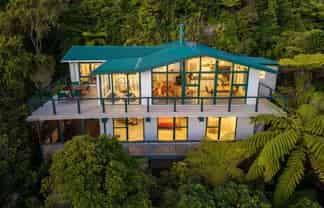 42 Ferry Rd, Days Bay