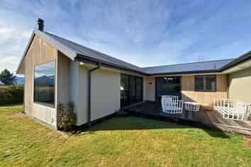 8 Tahi Street, Albert Town
