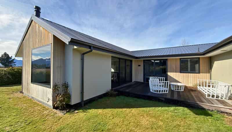 8 Tahi Street, Albert Town